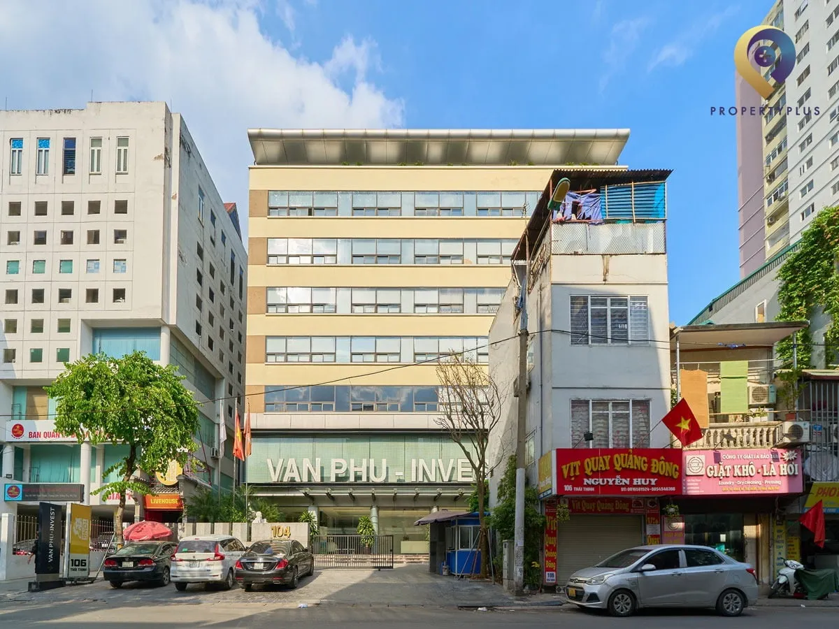 Toàn cảnh tòa nhà Văn Phú Invest nhìn từ mặt đường